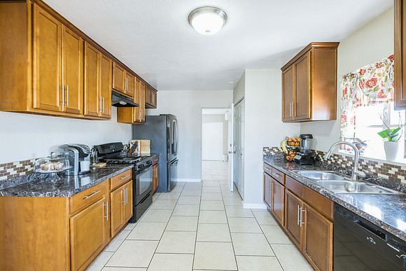 2163 W Flower St-0431