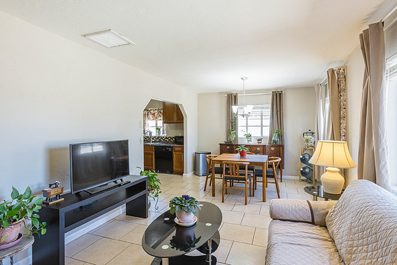 2163 W Flower St-0542