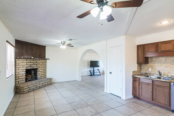 315 E 9th St-12