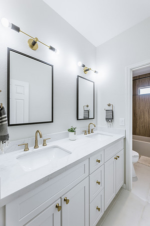 2942 E Mallory St-