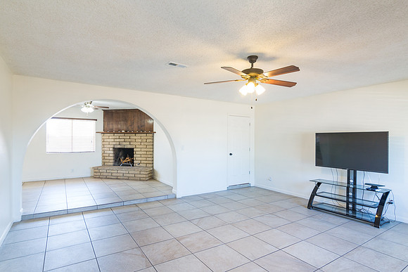 315 E 9th St-5